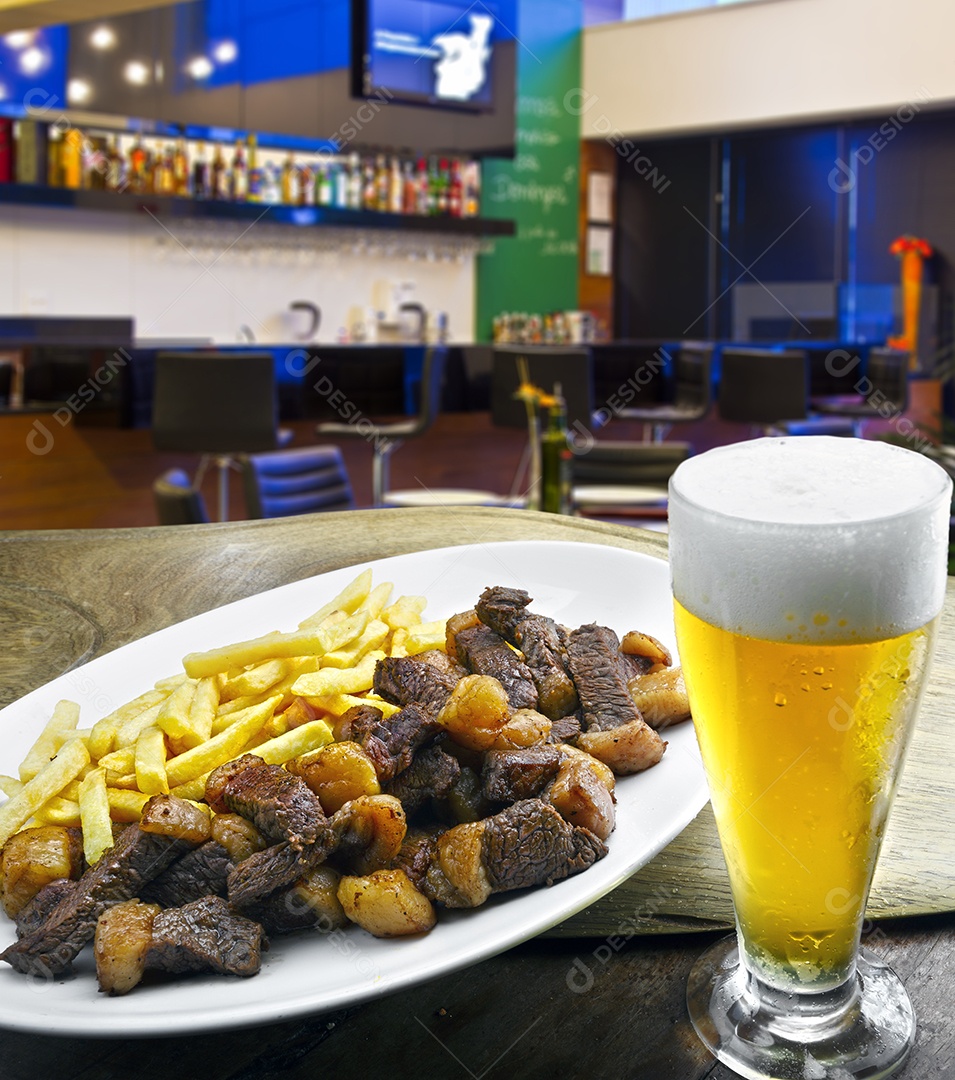 Porção de carne e batatas fritas