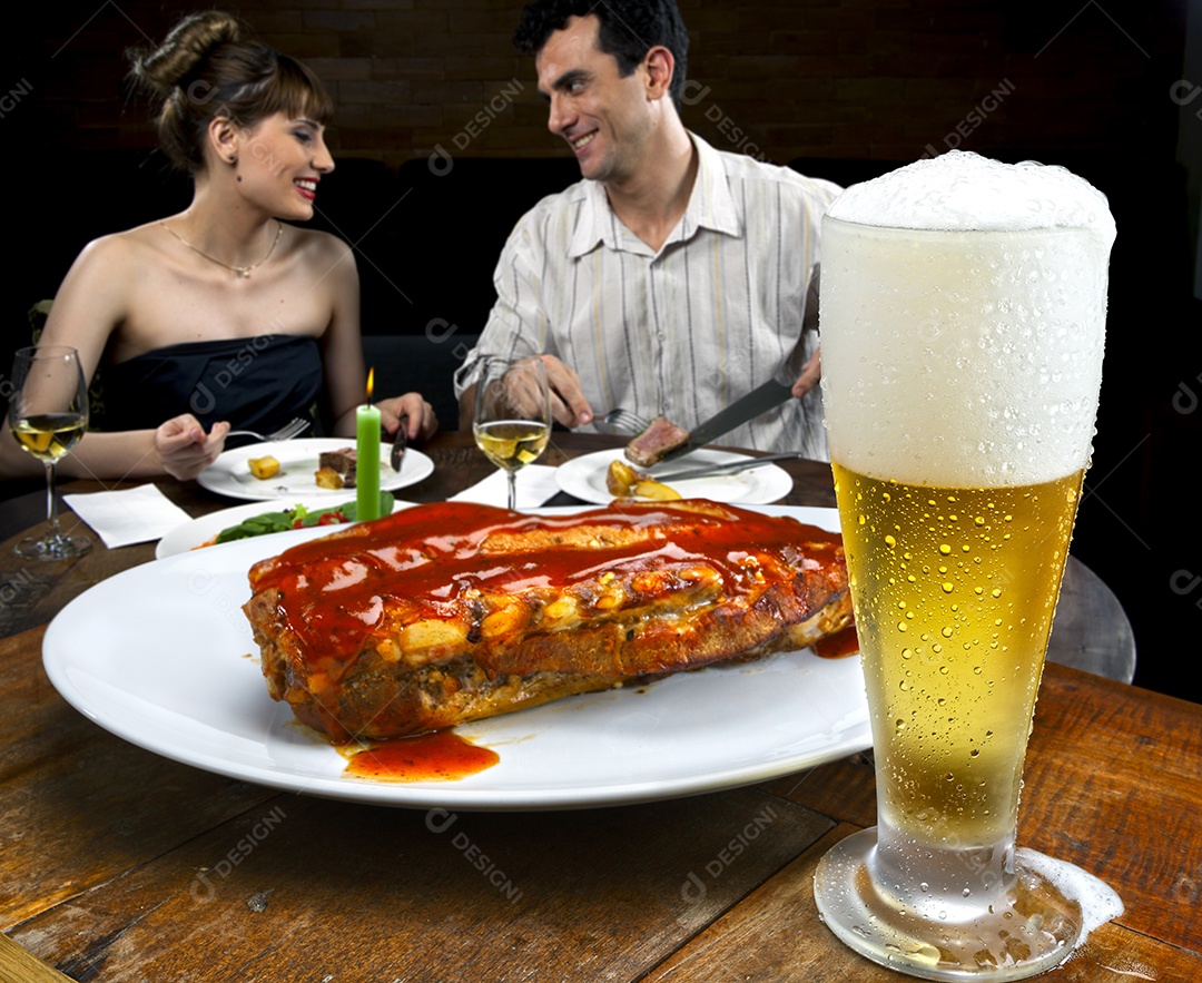 Costela de porco assada ao molho barbecue e copo com cerveja