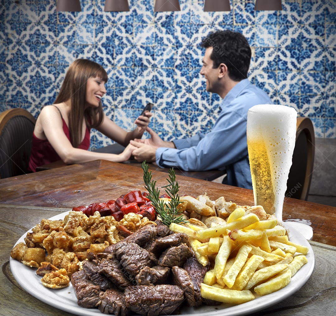 Casal de namorados em jantar sobre mesa de madeira