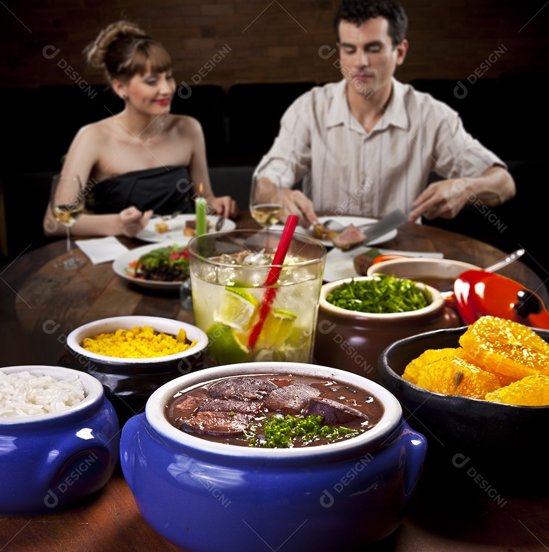 Feijoada tradicional com guarnições