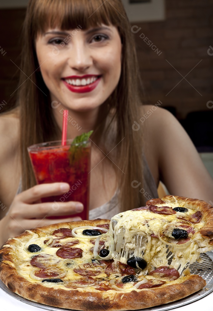 Pizza de calabresa com azeitona