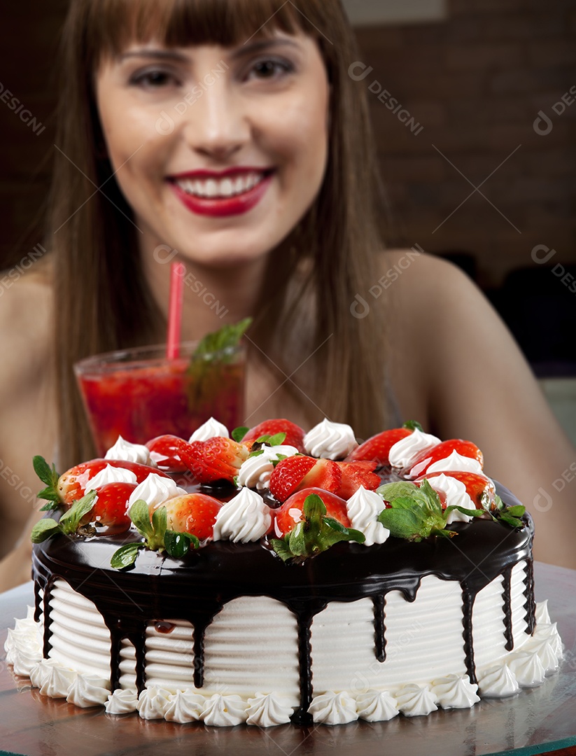 Bolo de chantilly com chocolate e morangos