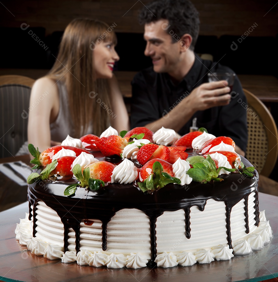 Bolo de chocolate com chantilly e morangos