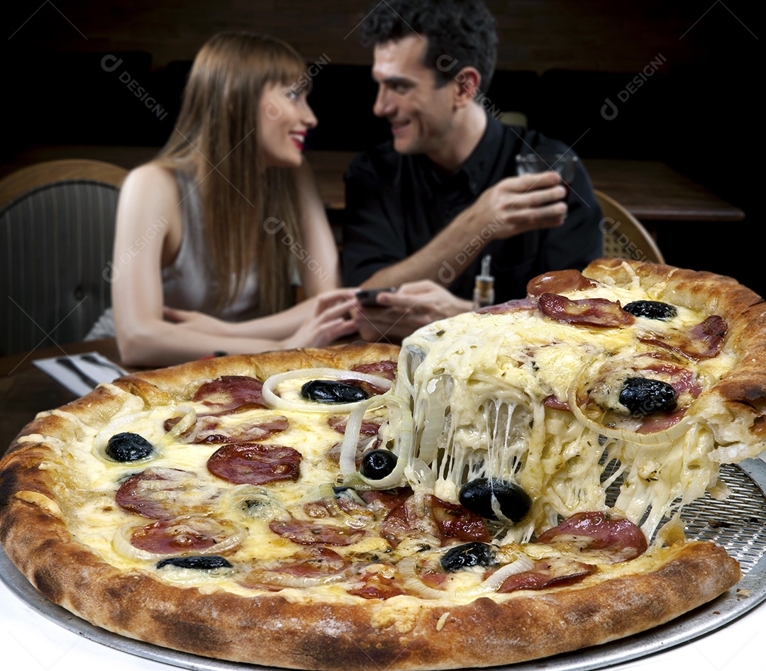 Pizza de calabresa acebolada e azeitona