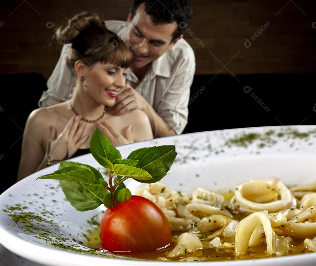 Lula fresca ao caldo com tomates