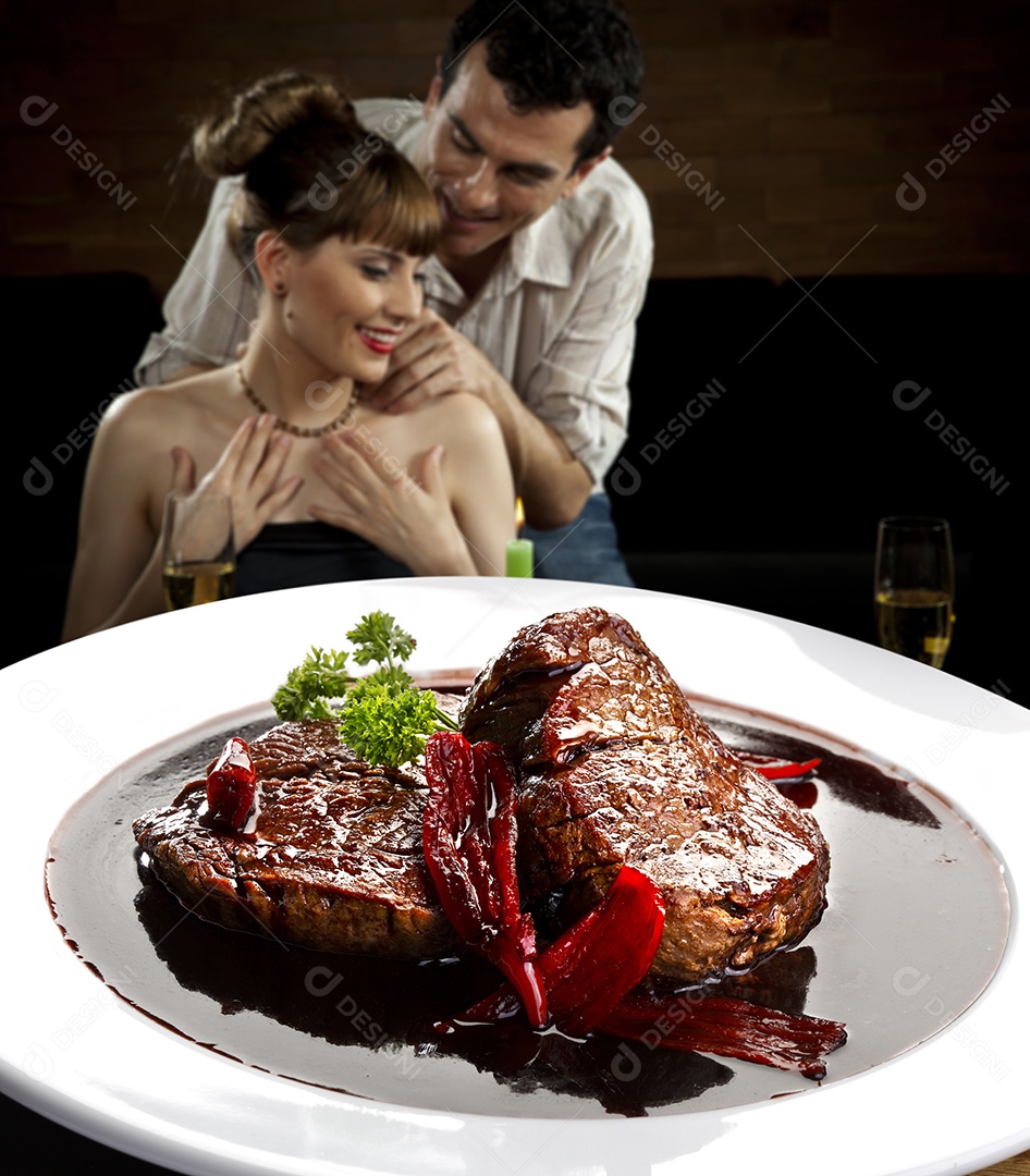 Carne grelhada ao molho de vinho com pedaços de tomates