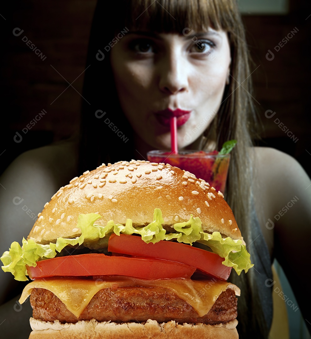 Hamburguer gourmet com salada