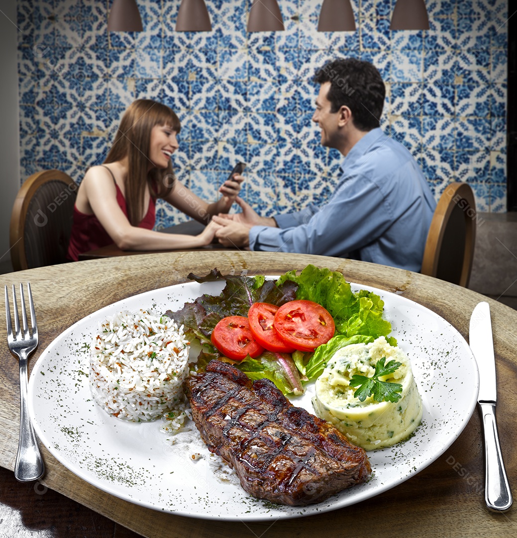 Arroz com carne assada salada e purê