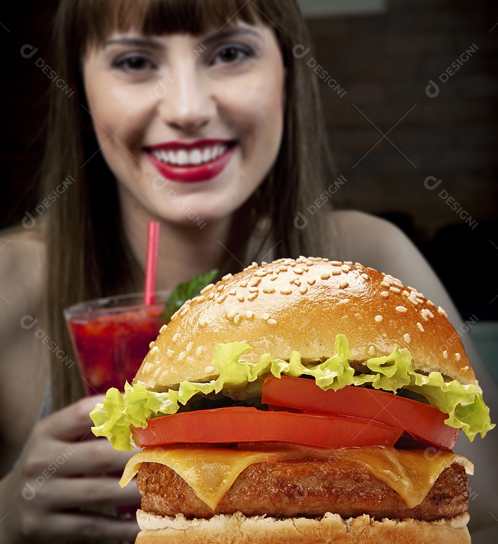 Hamburguer com carne e salada deliciosa