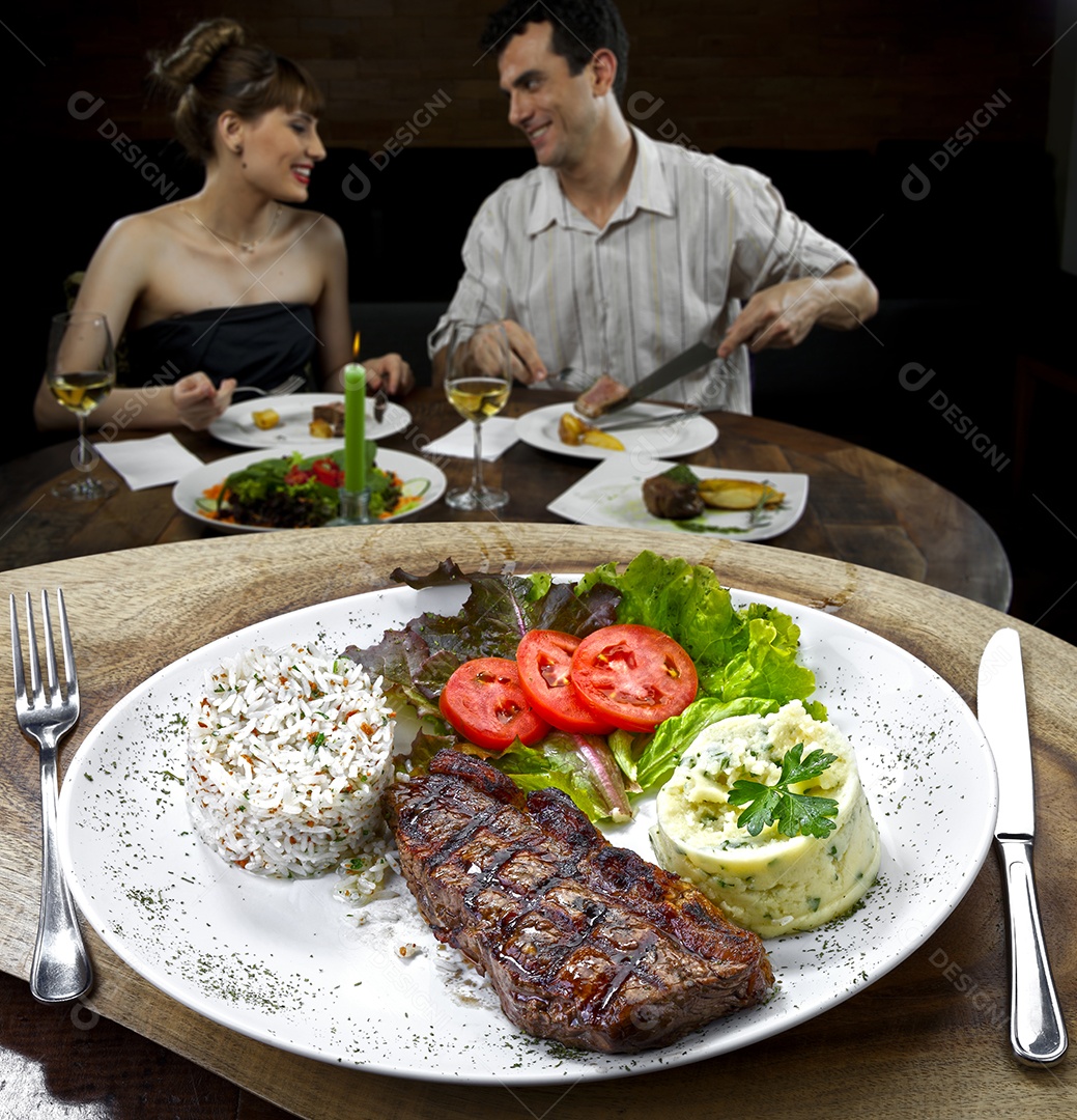 Bife assado com arroz purê de batatas deliciosa