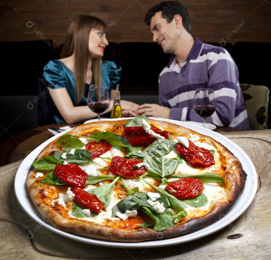 Pizza de queijo com rúcula e tomates