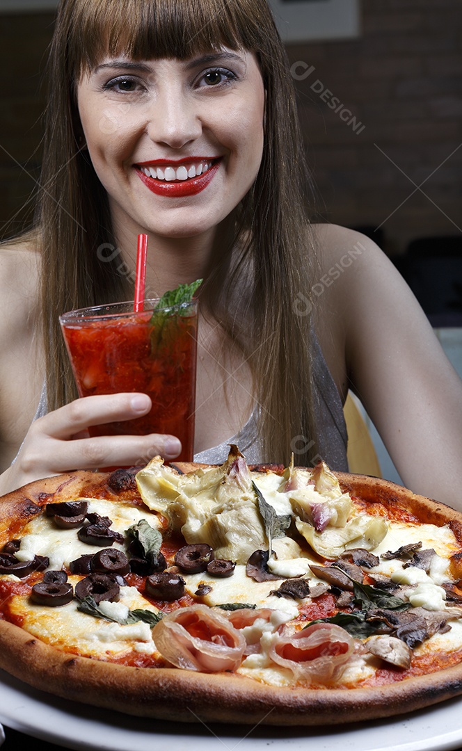 Pizza de queijo com folhas de repolhos e azeitonas