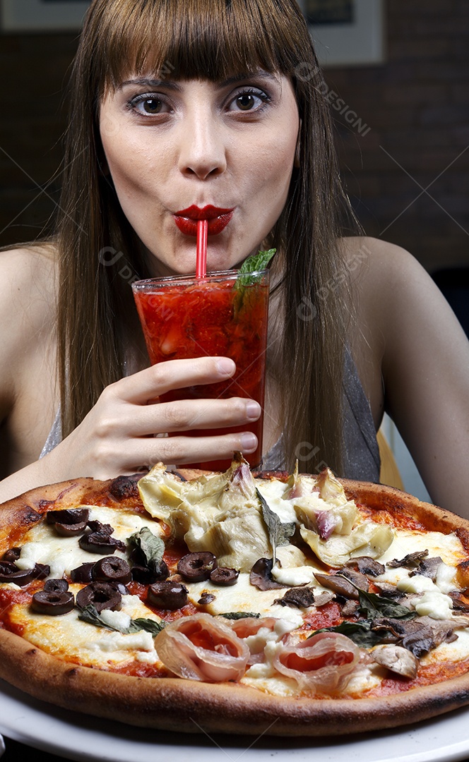 Pizza de queijo com folhas e azeitona