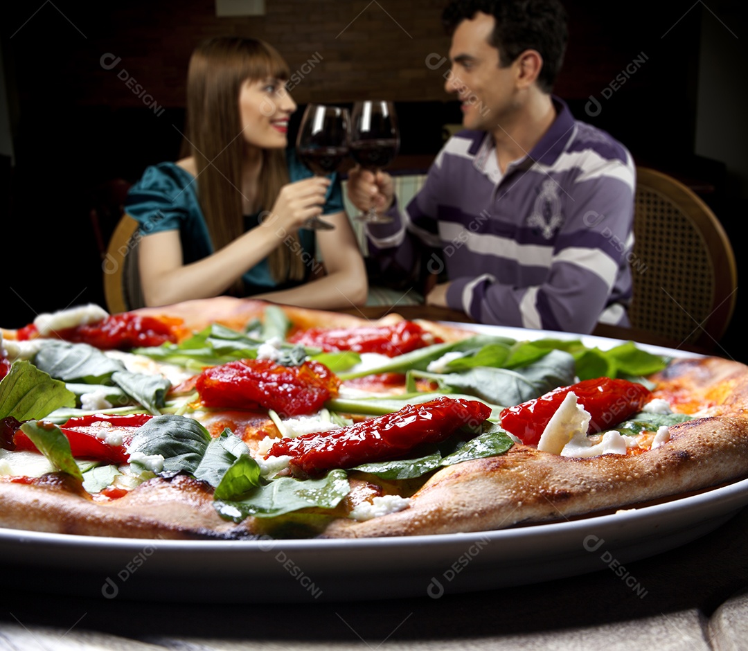 Pizza de queijo com rúcula e tomates