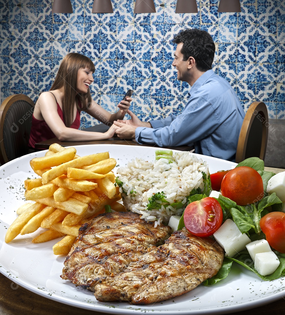 Batatas frita com carne grelhada e salada e arroz