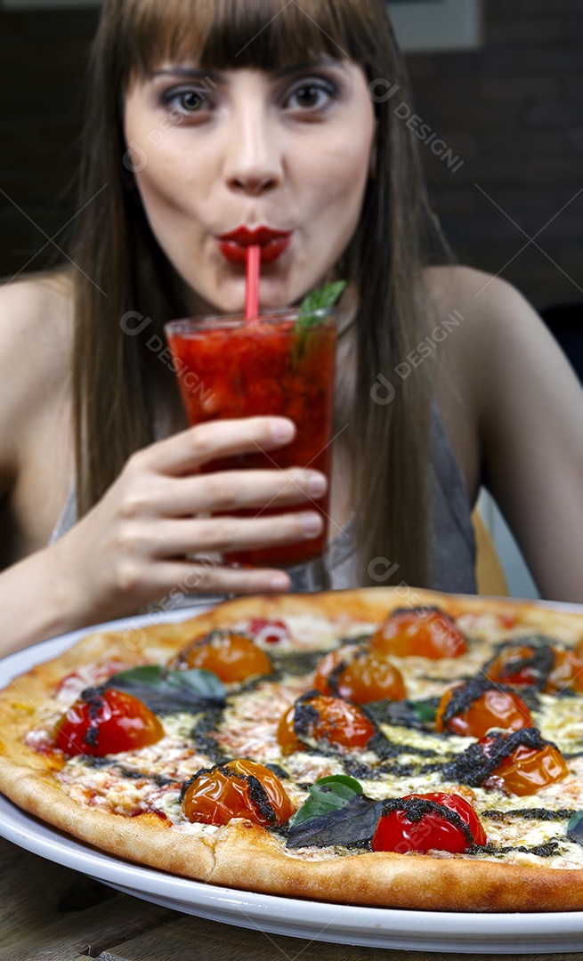 Pizza de queijo e tomates