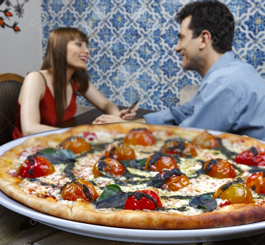 Pizza de queijo com tomates