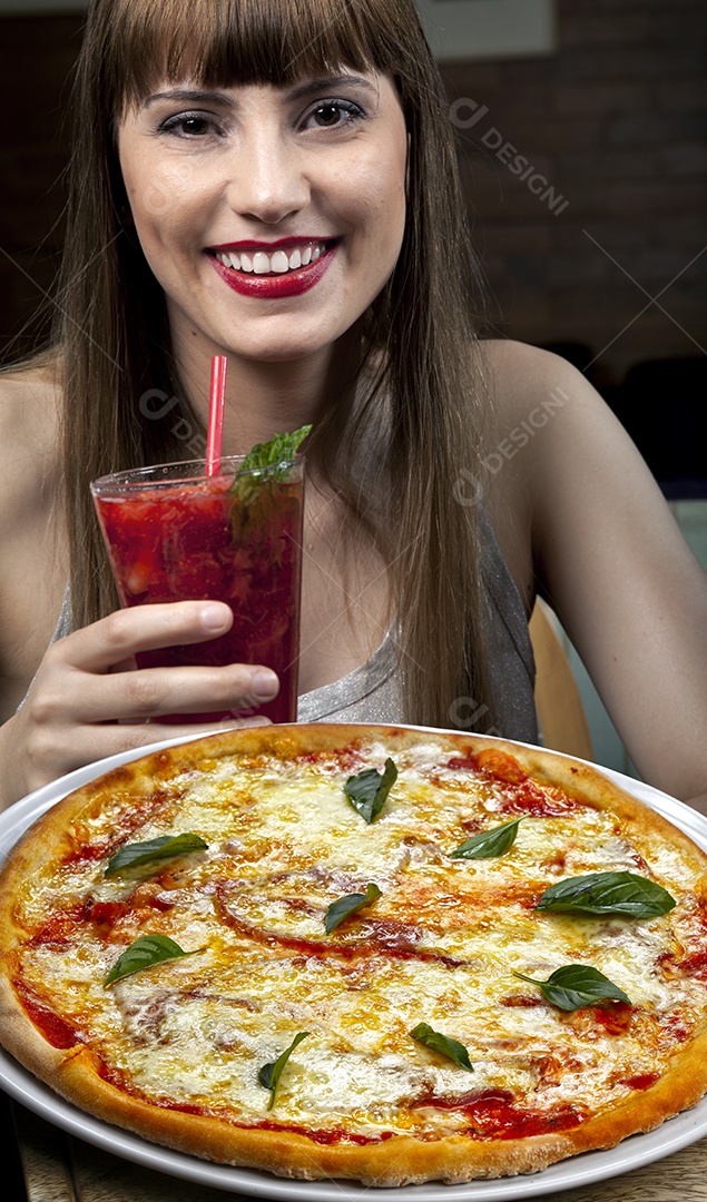 Pizza de queijo com folhas