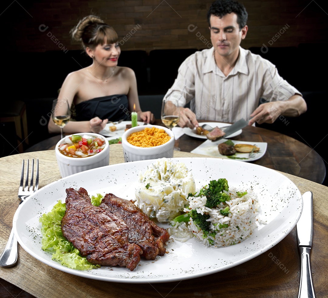 Bife grelhado com maionese e arroz