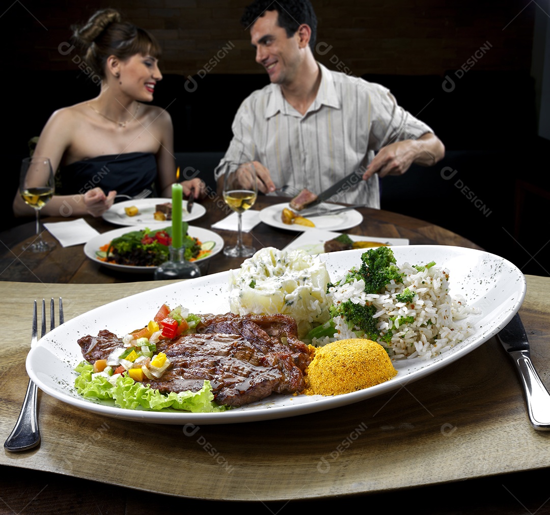 Bife grelhada com arroz e vinagrete farofa maionese