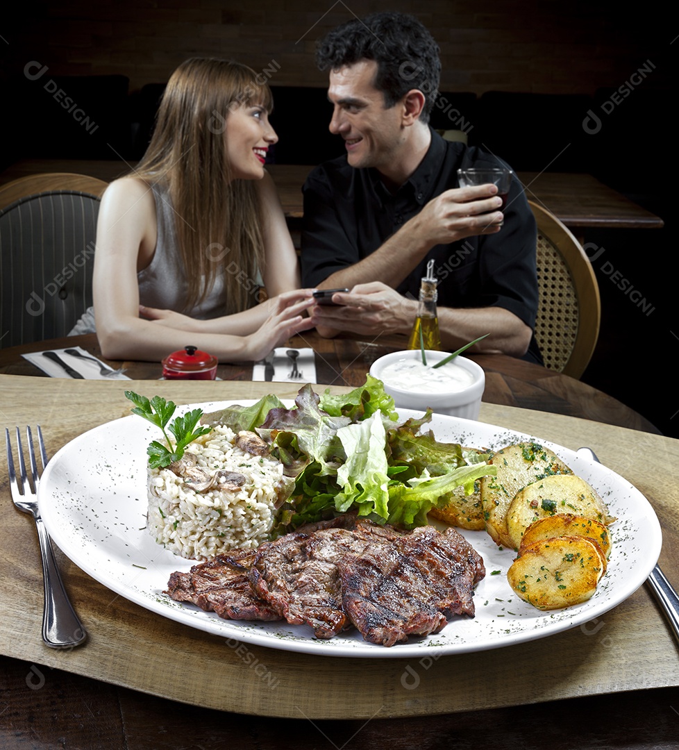 Comida tradicional bife grelhado ccom batatas e salada