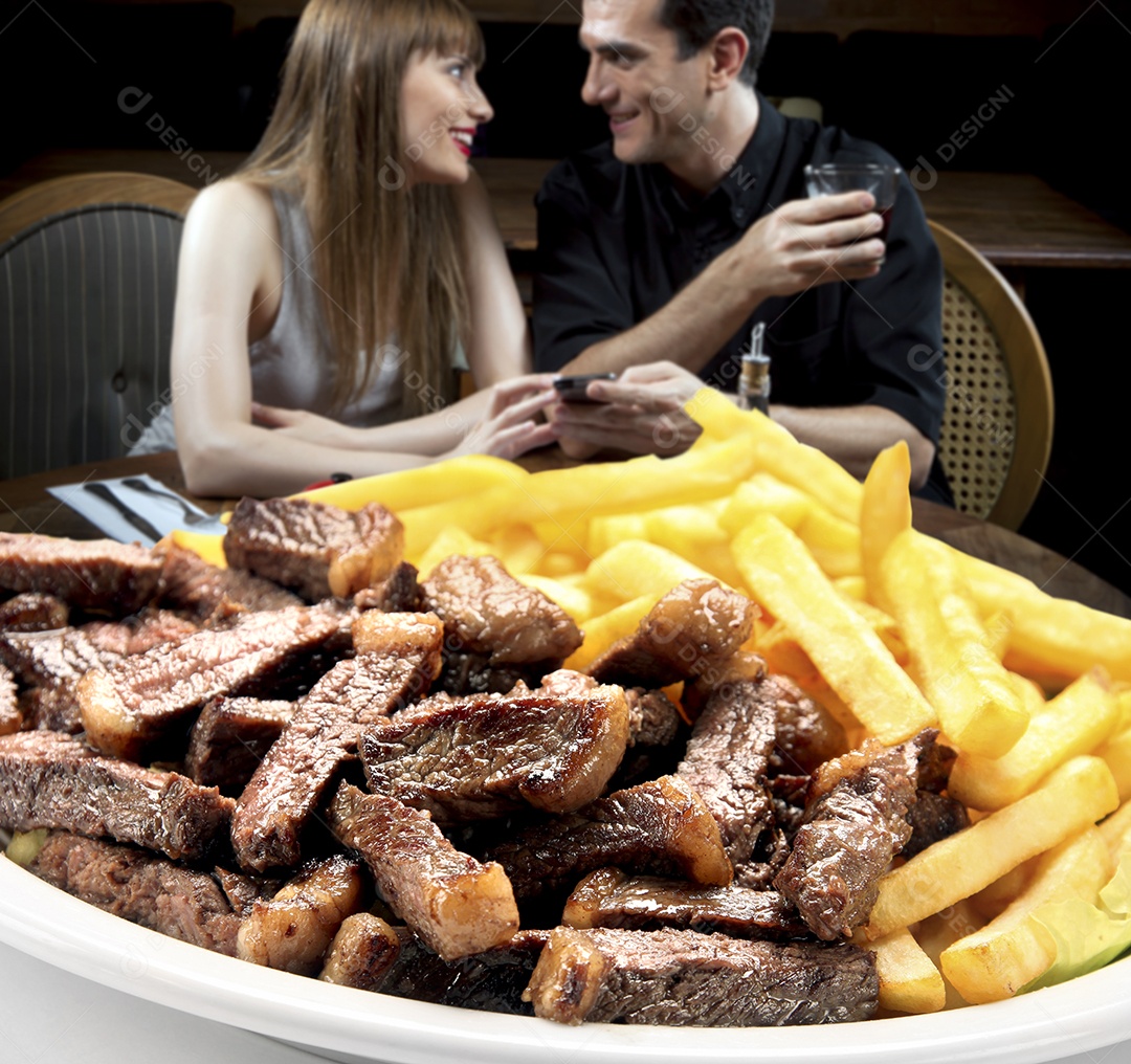 Porção de carne com batatas fritas