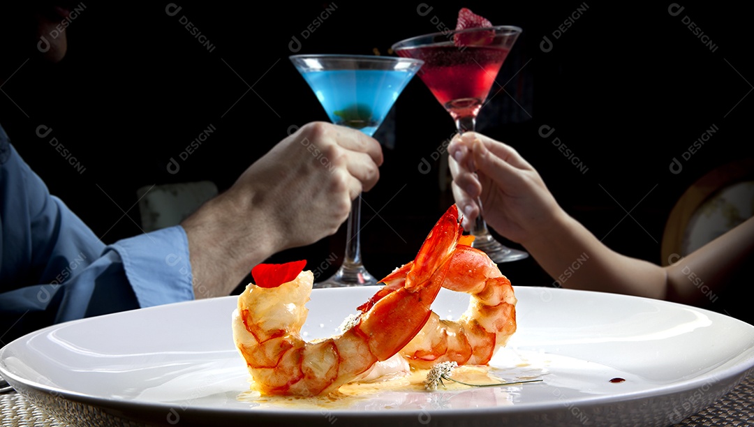 Camarão temperado sobre prato branco