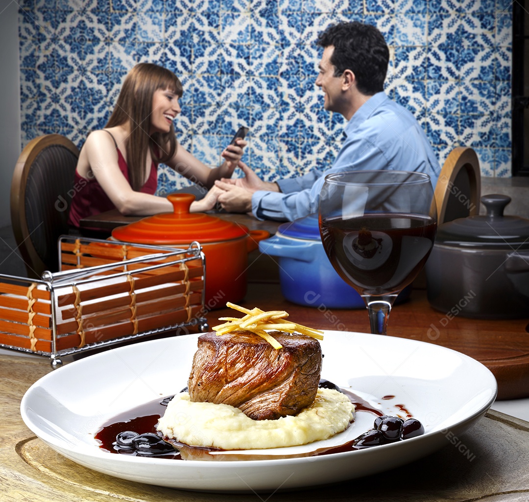 Purê com molho e filé grelhado