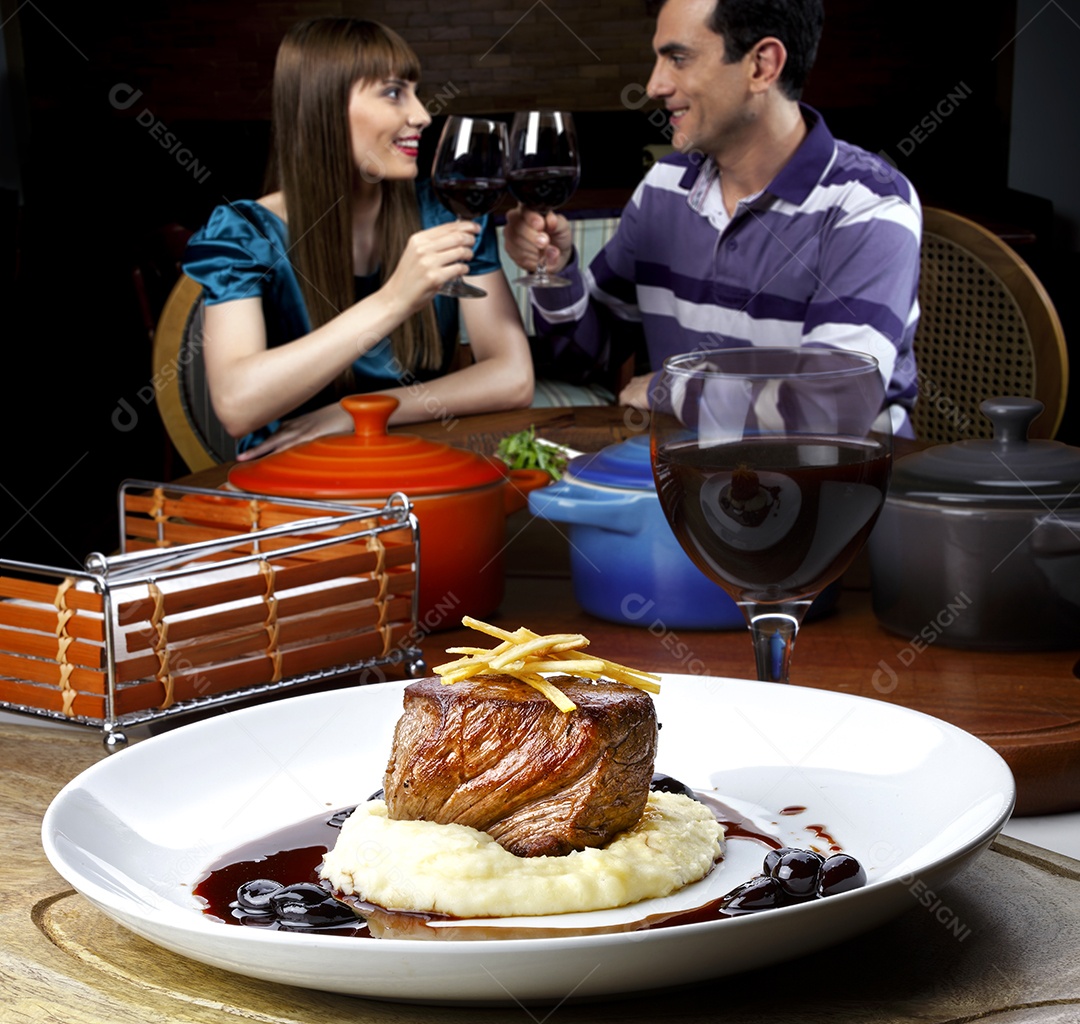 Purê e filé ao molho tinto