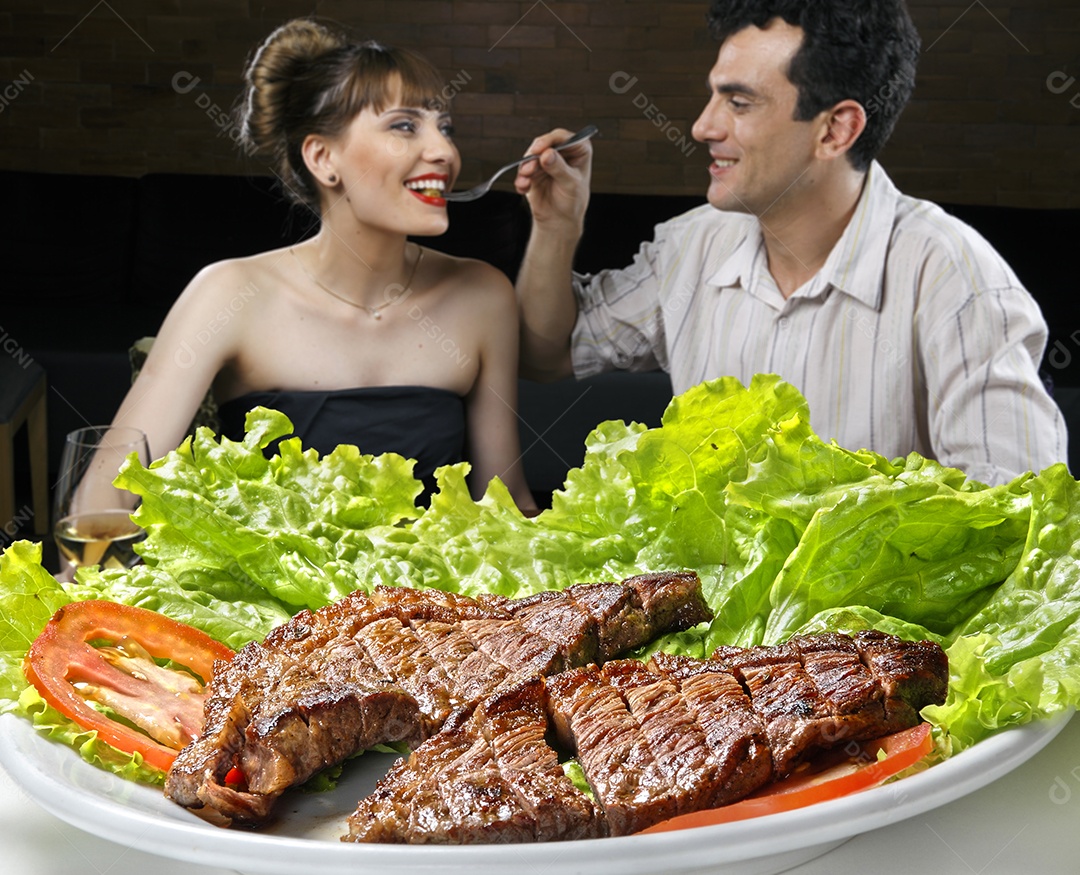 Carne grelhada com salada no prato