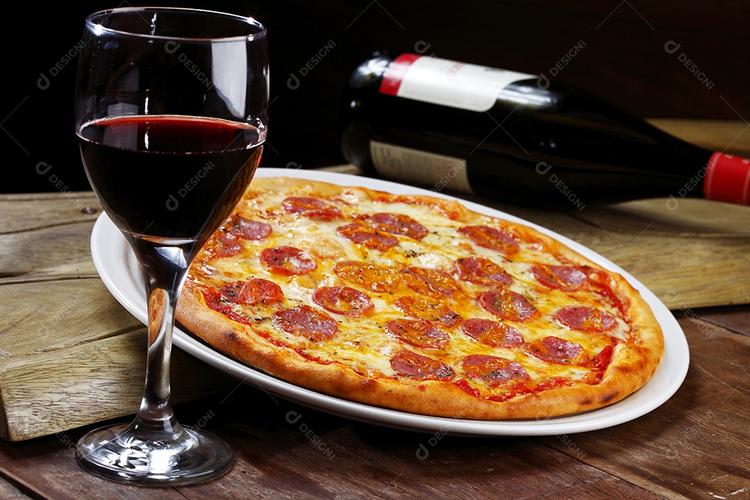 Deliciosa pizza assada com vinho sobre mesa de madeira