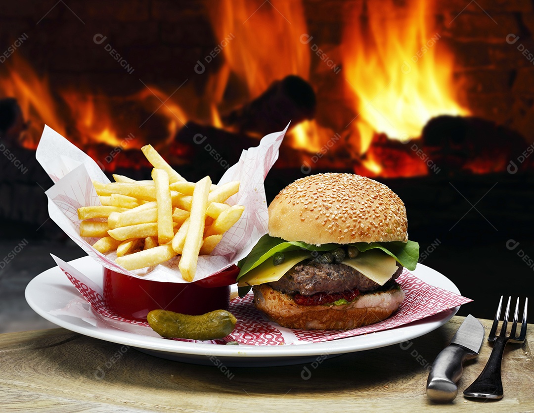 Hamburguer gourmet e batatas frita e picles