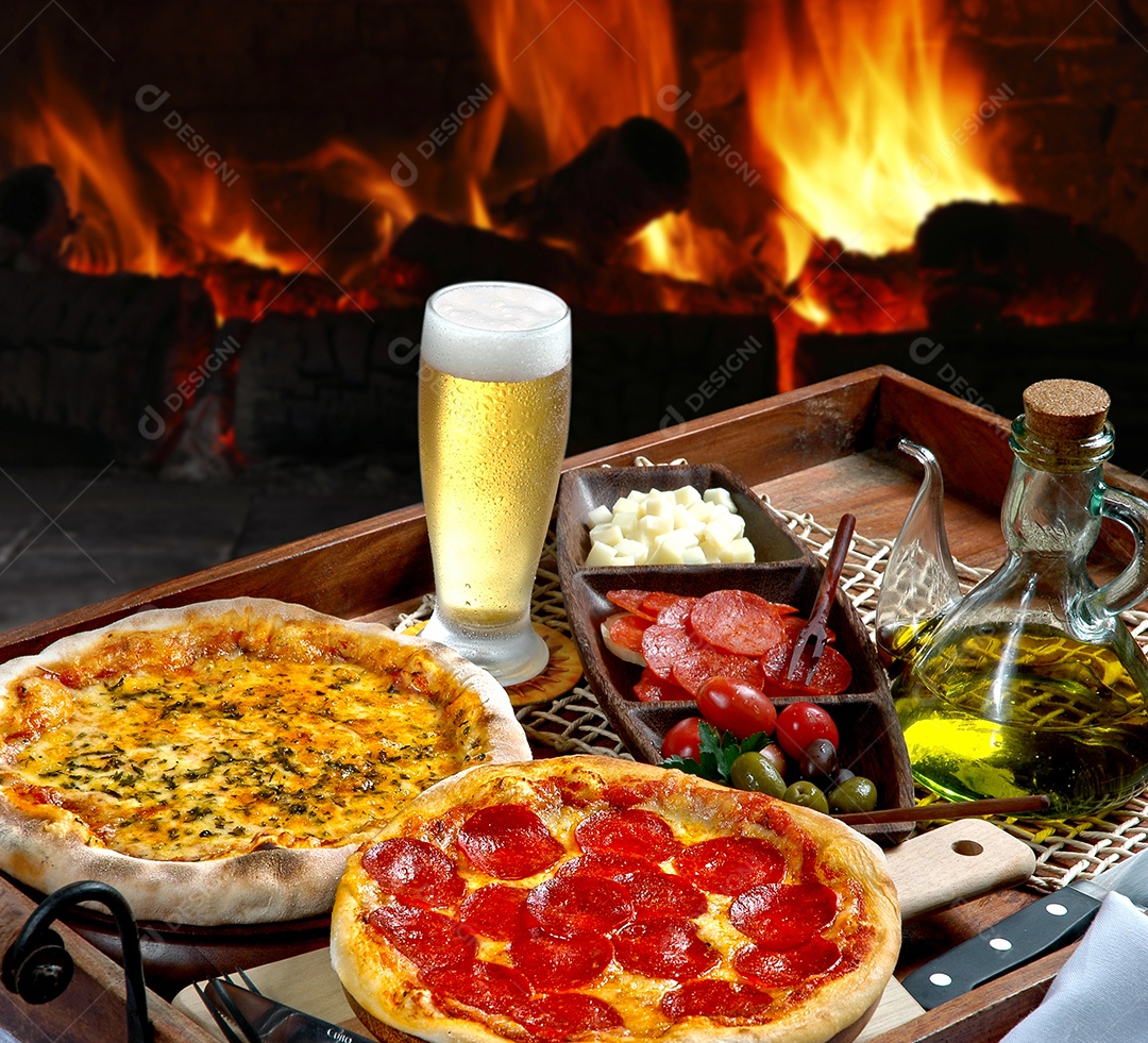 Bandeja com pizzas e barca de frios copo de cerveja