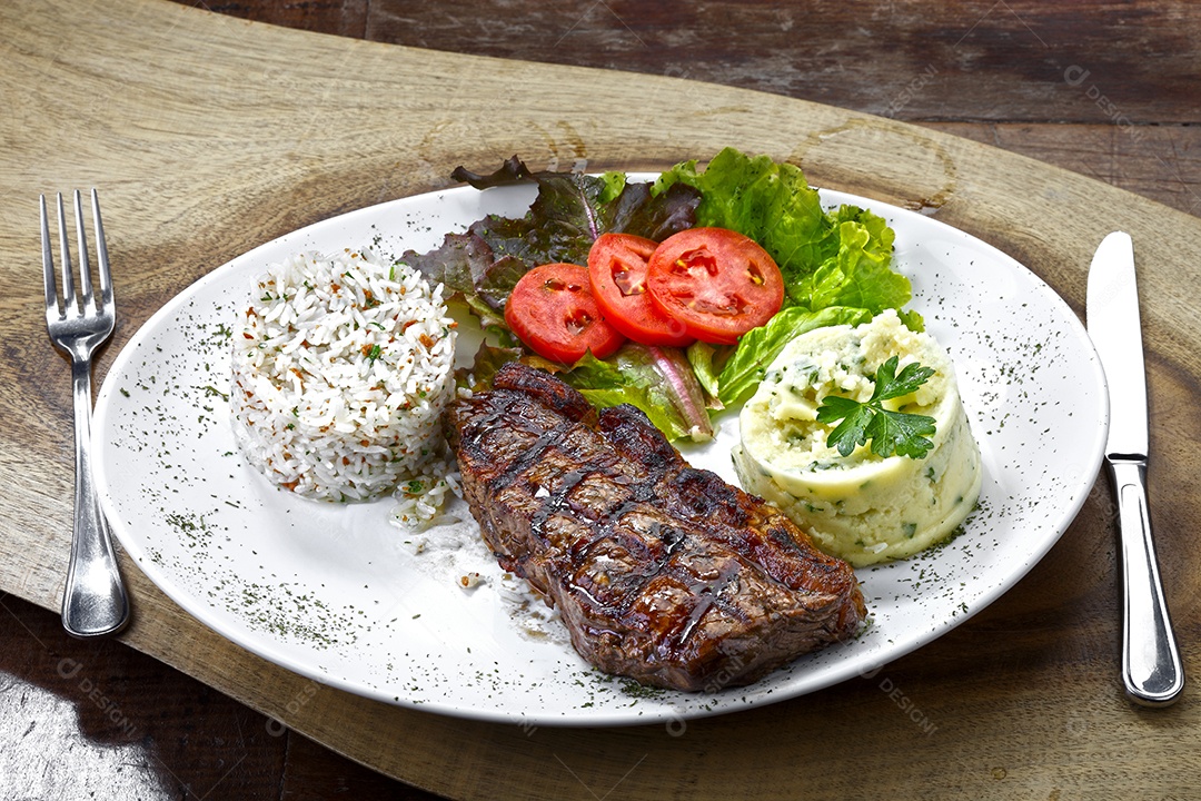 Bife assado com arroz e purê salada