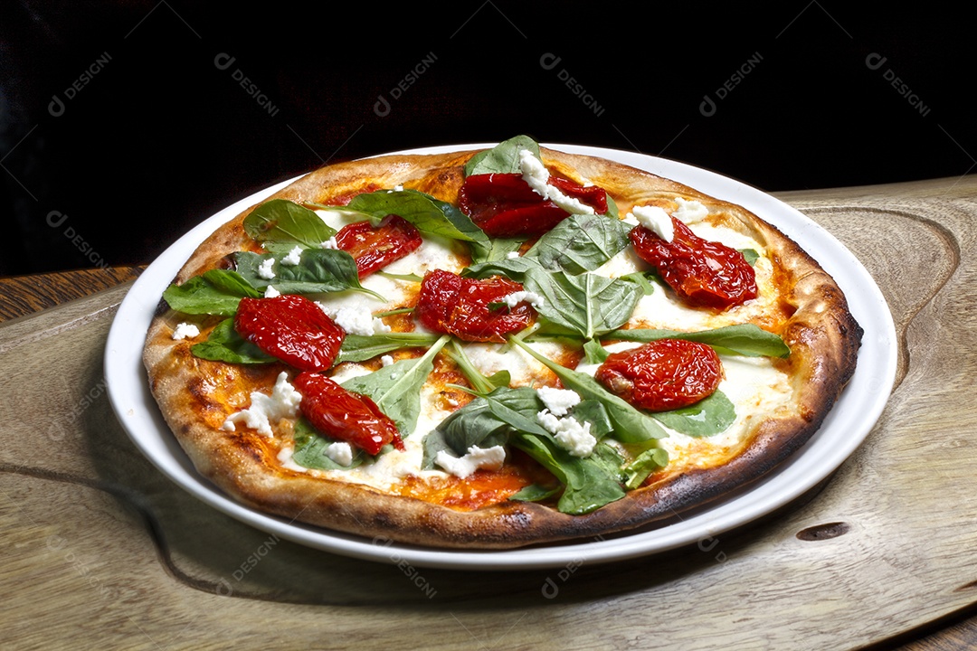 Pizza de queijo com tomates