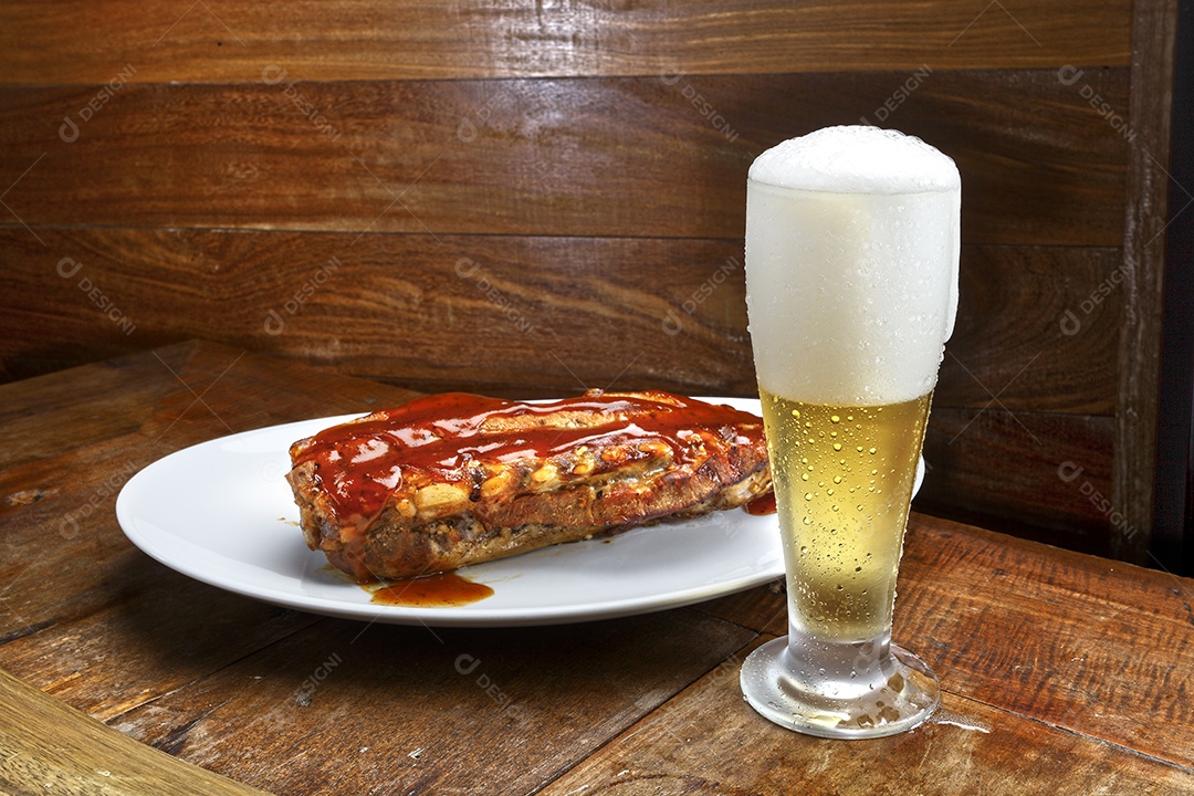 Costela ao molho barbecue e copo de cerveja
