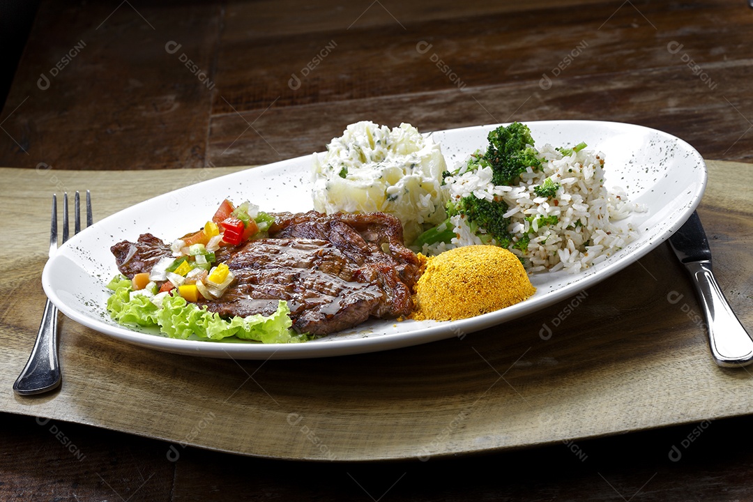 Bife grelhado com maionesearroz de legumes e farofa