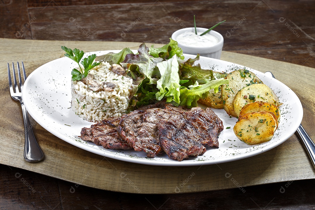 Arroz salada batatas e carne grelhada