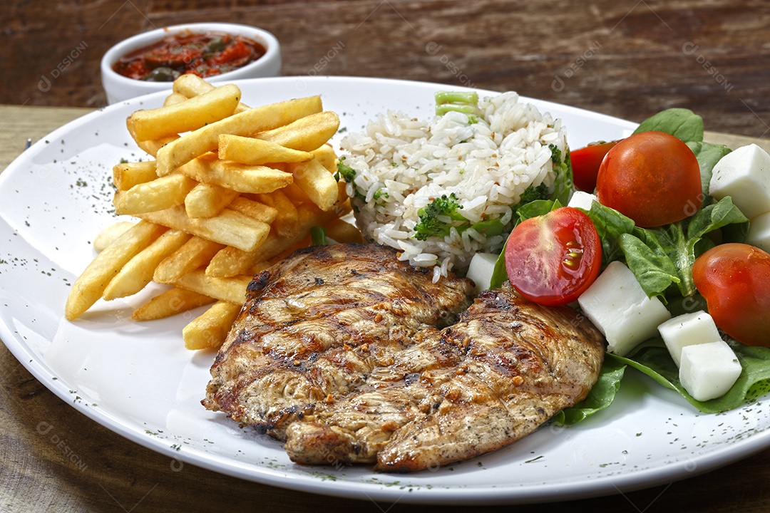 Carne grelhada arroz salada batatas fritas