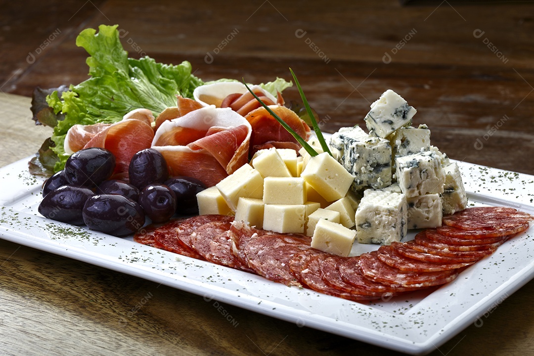 Porção petisco de frios deliciosa