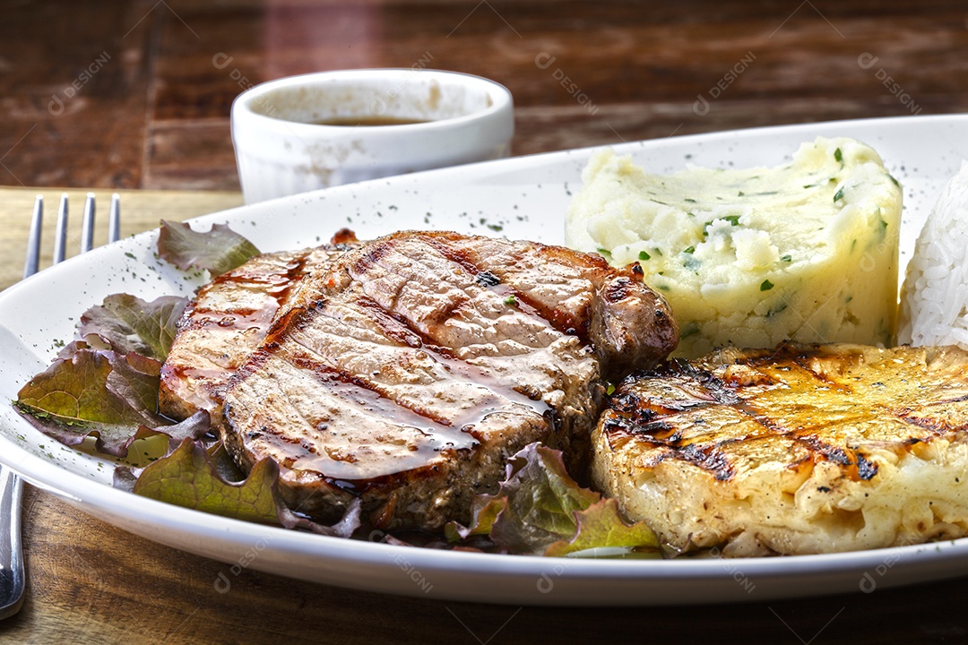 Bife assado com purê e arroz abacaxi grelhado