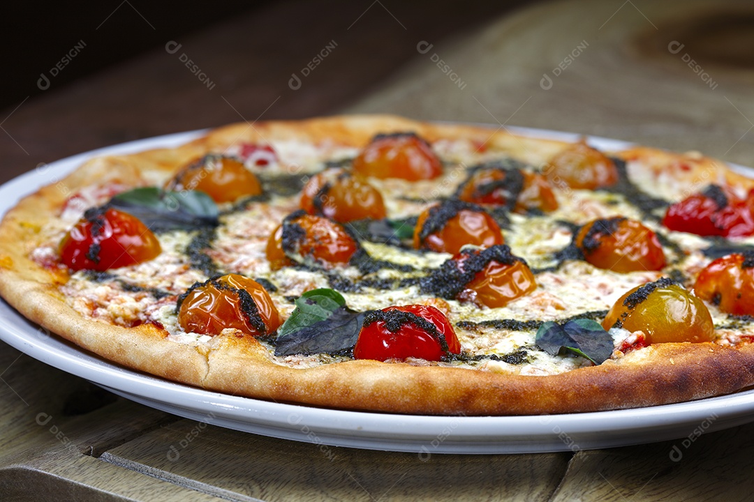 Pizza de queijo com tomates