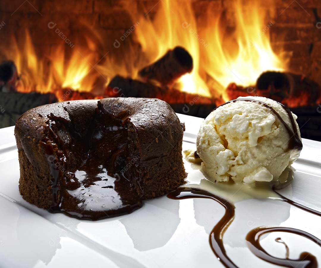 Petit gateau com sorvete de baunilha e cobertura chocolate