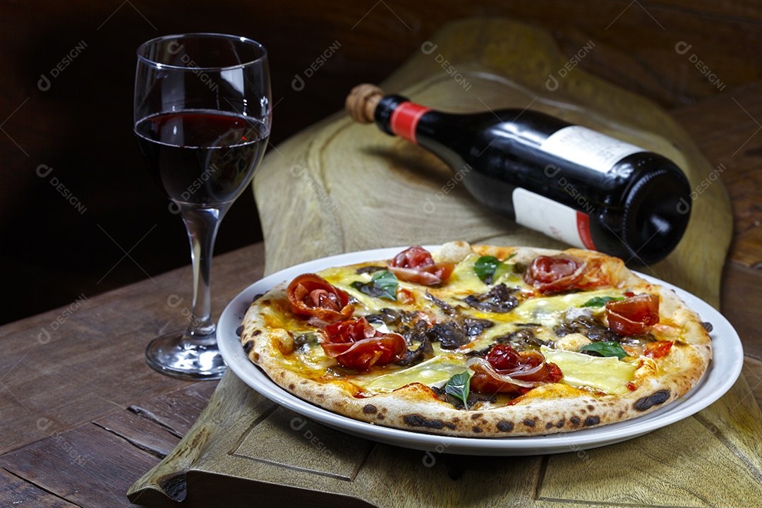 Pizza de queijo e presunto parma