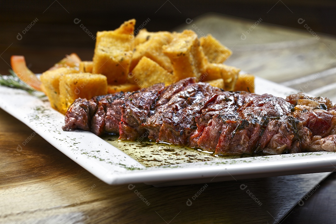 Mandioca frita com picanha grelhada