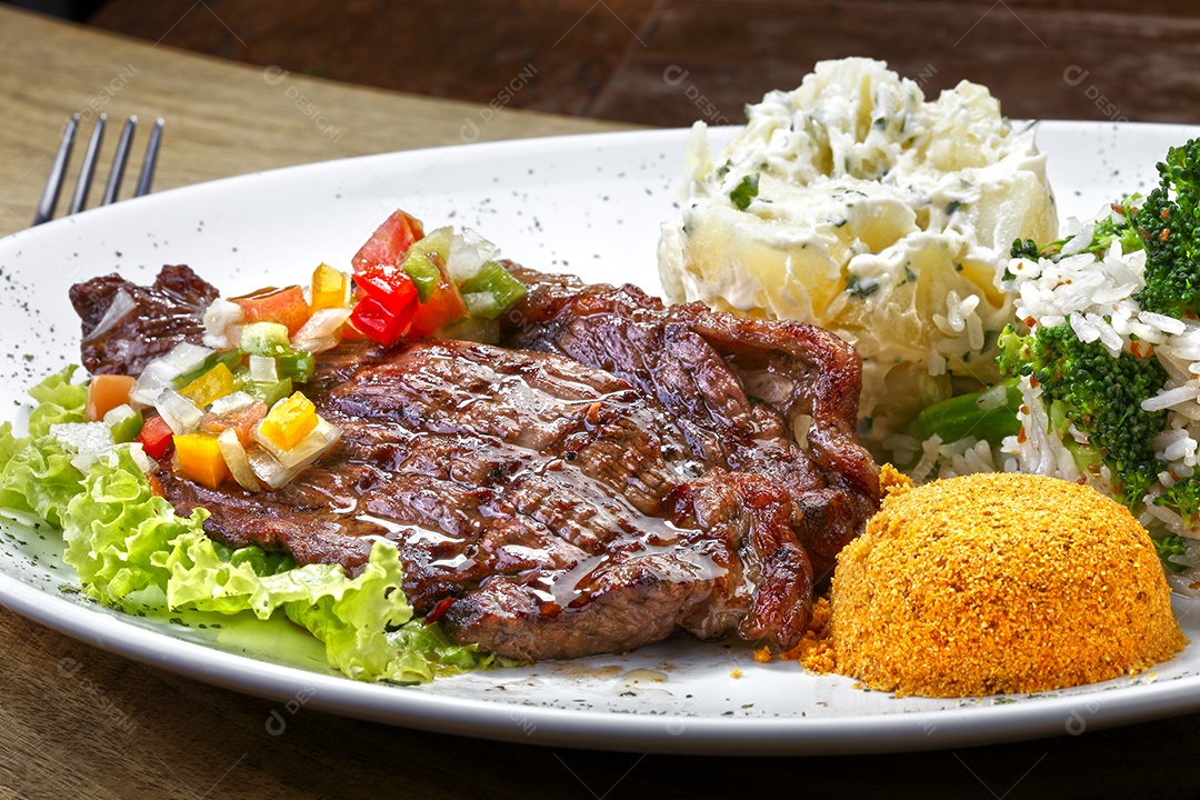 Culinária tradicional bife assada farofa maionese e arroz
