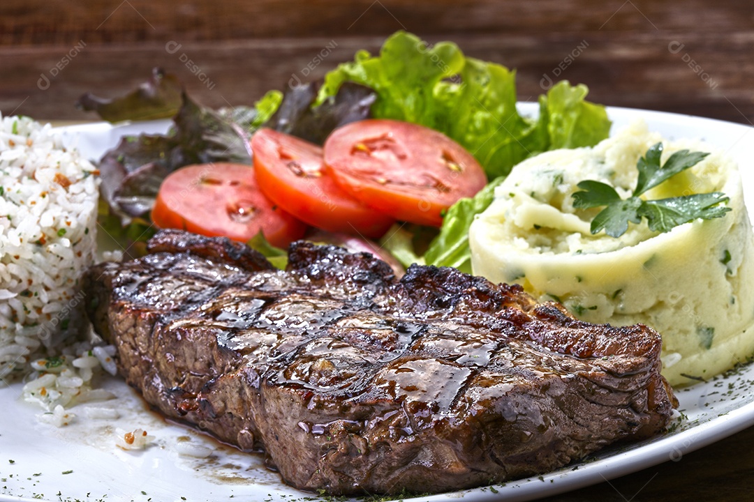 Bife grelhado com purê salada e arroz
