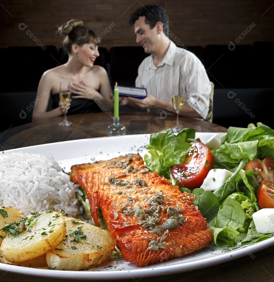Salmão grelhado com salada arroz e batatas