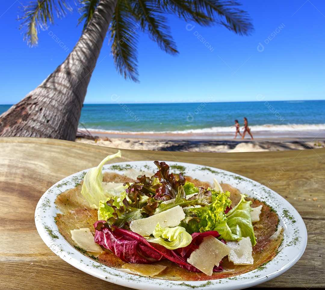 Salada de legumes frescos e queijo