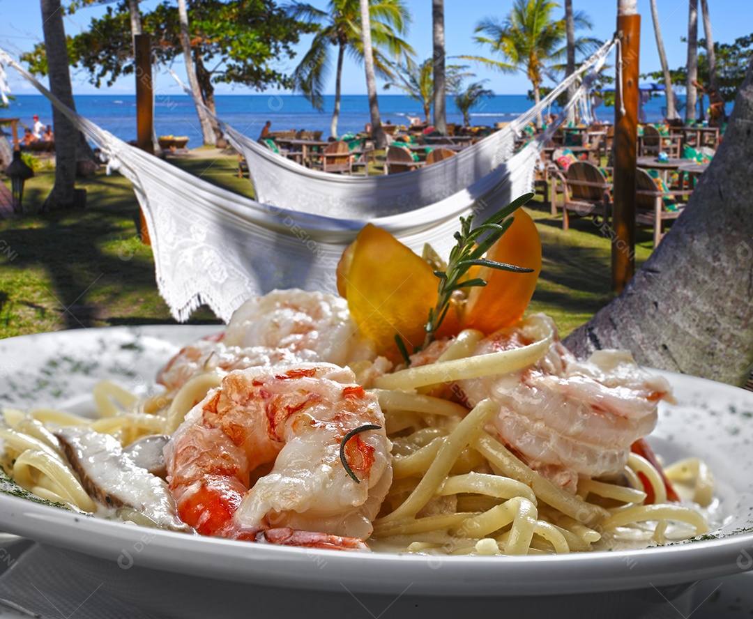 Camarão com macarrão ao molho branco